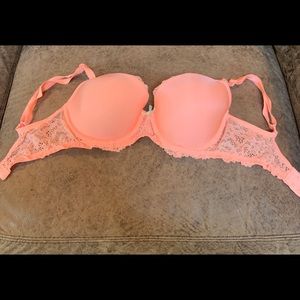 Victoria’s Secret 32DD lace bra